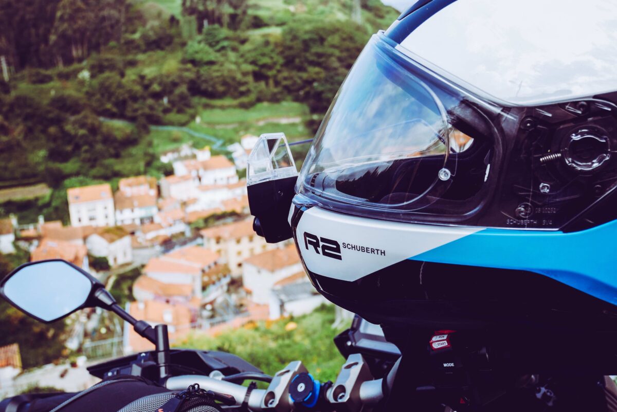 casque de moto noir bleu et blanc